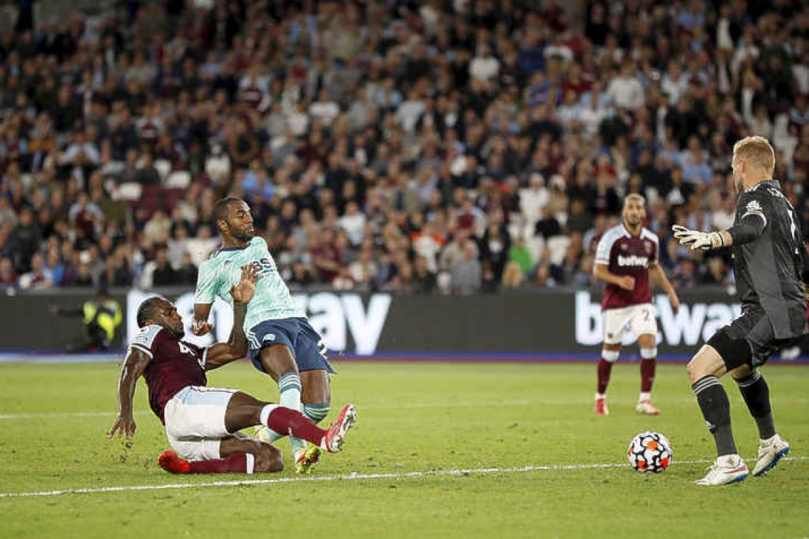 Antonio double helps West Ham thrash 10-man Leicester 4-1